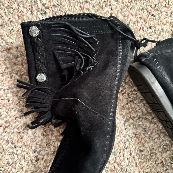 Minnetonka Hi Top Back Zip Boot - Picture 5 of 10